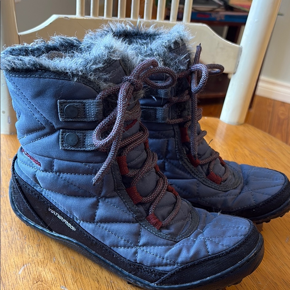 Columbia Minx Shorty Waterproof Boots - size Ladies 6 or Youth 4.5